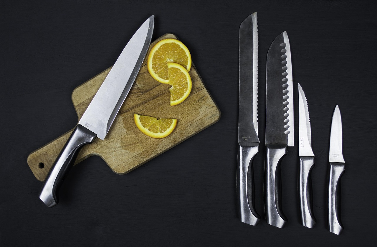 Kitchen Knives Compared for Balance, Steel and Prep Style